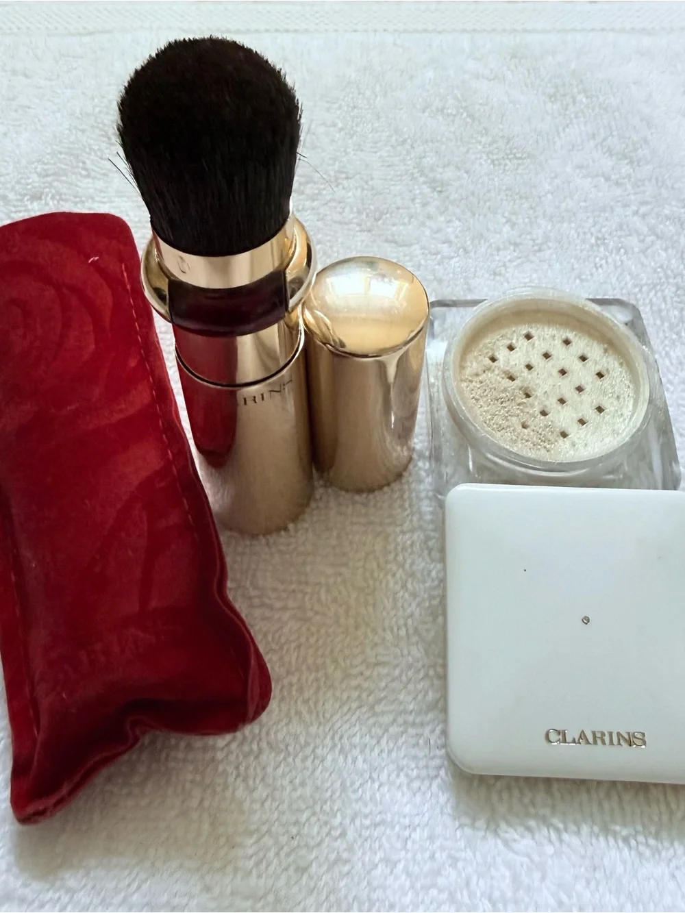 CLARINS: Highlighting Shimmer Powder and Adjustable Nat’l Bristle Travel Brush